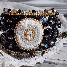 Bracelet Noir Sacr&eacute; Haute Couture brod&eacute; avec des cristaux : navette, h&eacute;lix Bead,, toupies, breloque fleur strass&eacute;e,  perles rondes nacr&eacute;es Verre et rocailles. Les couleurs sont le Noir, Blanc et Dor&eacute;